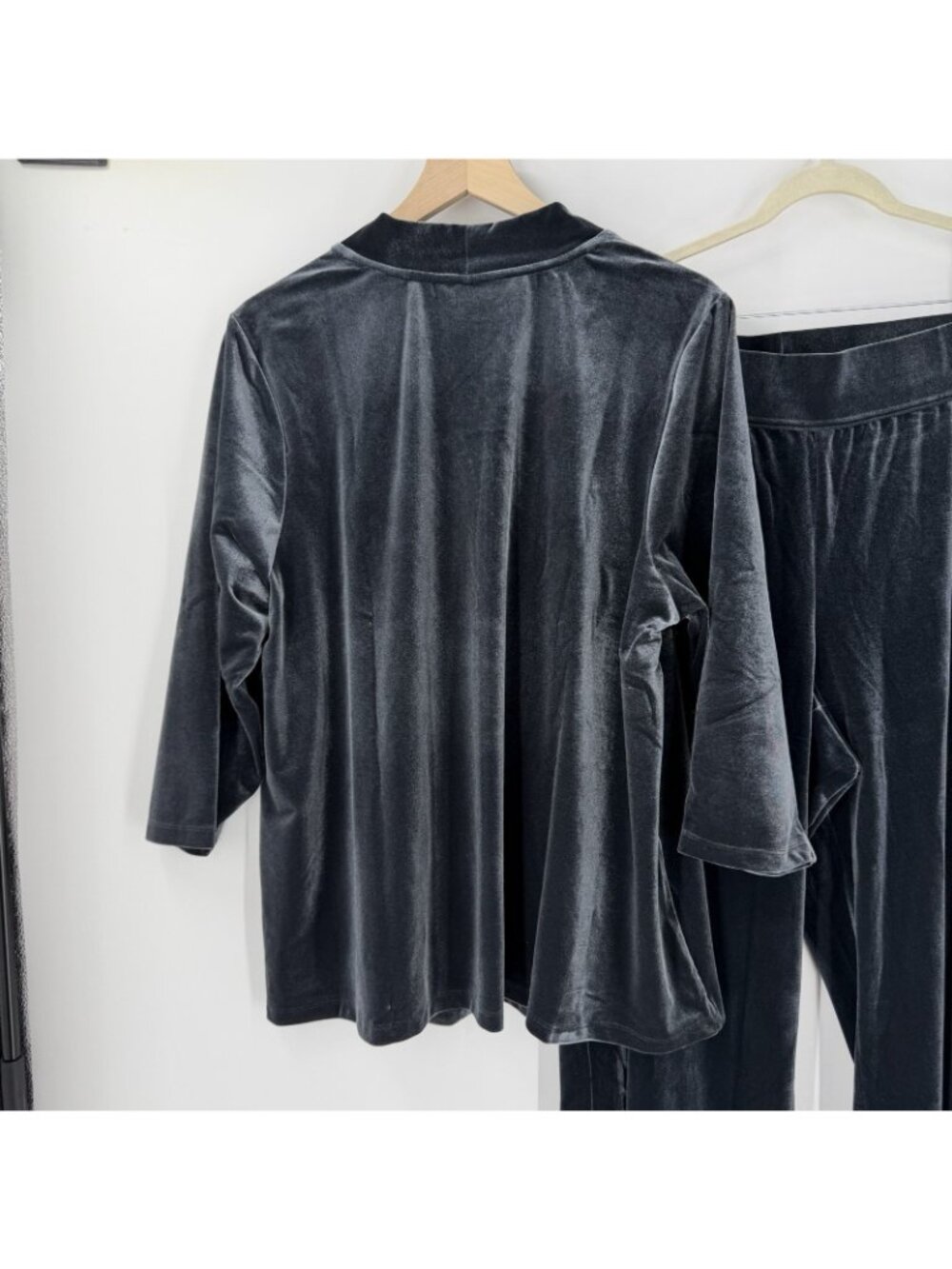 Lands' End Gray Crushed Velour V-Neck Top and Wide Leg Pant Set 2X - Picture 5 of 7